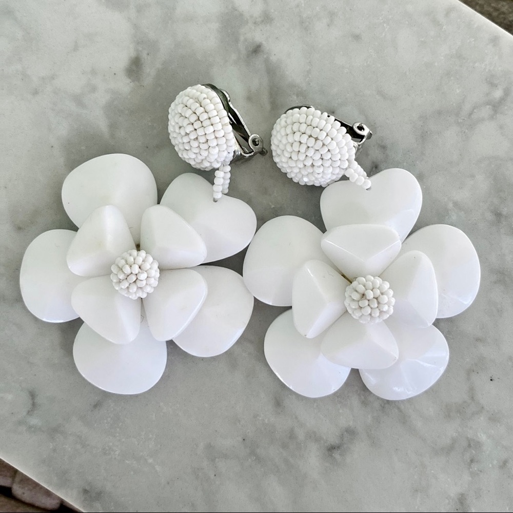 Sachin & Babi White Plastic Flower Earrings EUC - Picture 7 of 11